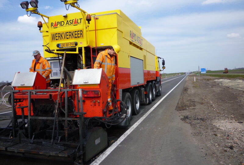 Met emulsie-asfaltbeton (EAB) aan de slag op de Afsluitdijk 3