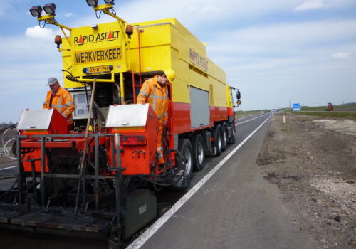 Met emulsie-asfaltbeton (EAB) aan de slag op de Afsluitdijk 3